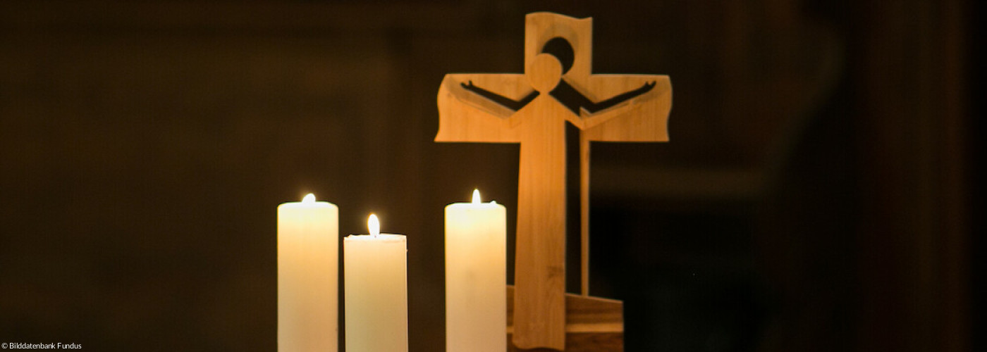 kleiner Altar mit Holzkreuz