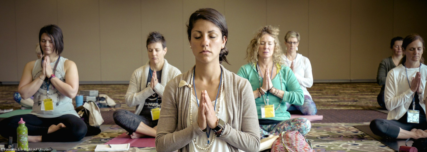Gruppe von Frauen, die Yoga machen