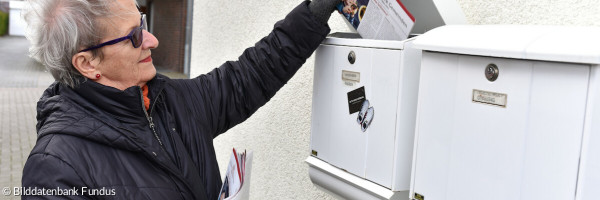 Ehrenamtliche Redaktion verteilt Zeitschrift in Briefkasten 2