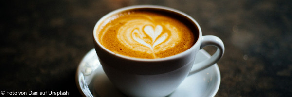 Tasse Kaffee auf Untertasse