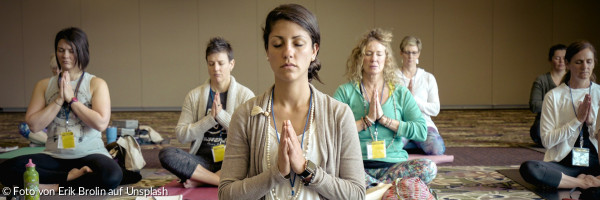 Gruppe von Frauen, die Yoga machen