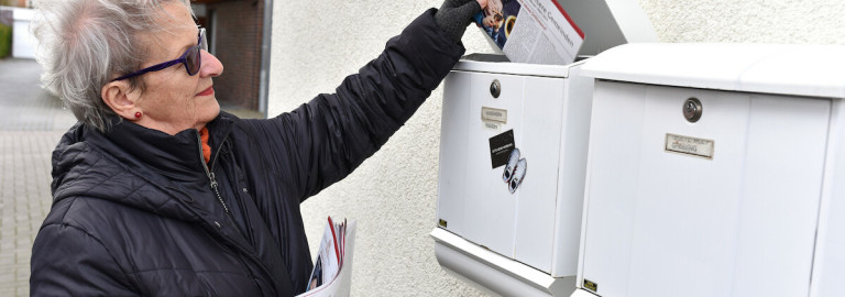 Ehrenamtliche Redaktion verteilt Zeitschrift in Briefkasten 2