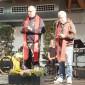 Dekan Plank und Pfarrer Möwes lesen den Psalm des Motorradfahrers