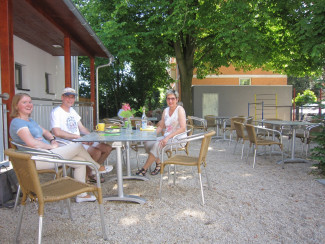 Besucher:innen des Café am Gartentisch